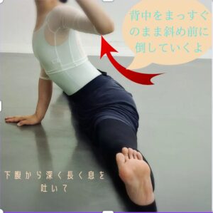 柏のバレエ教室でストレッチをする講師の江本百合子